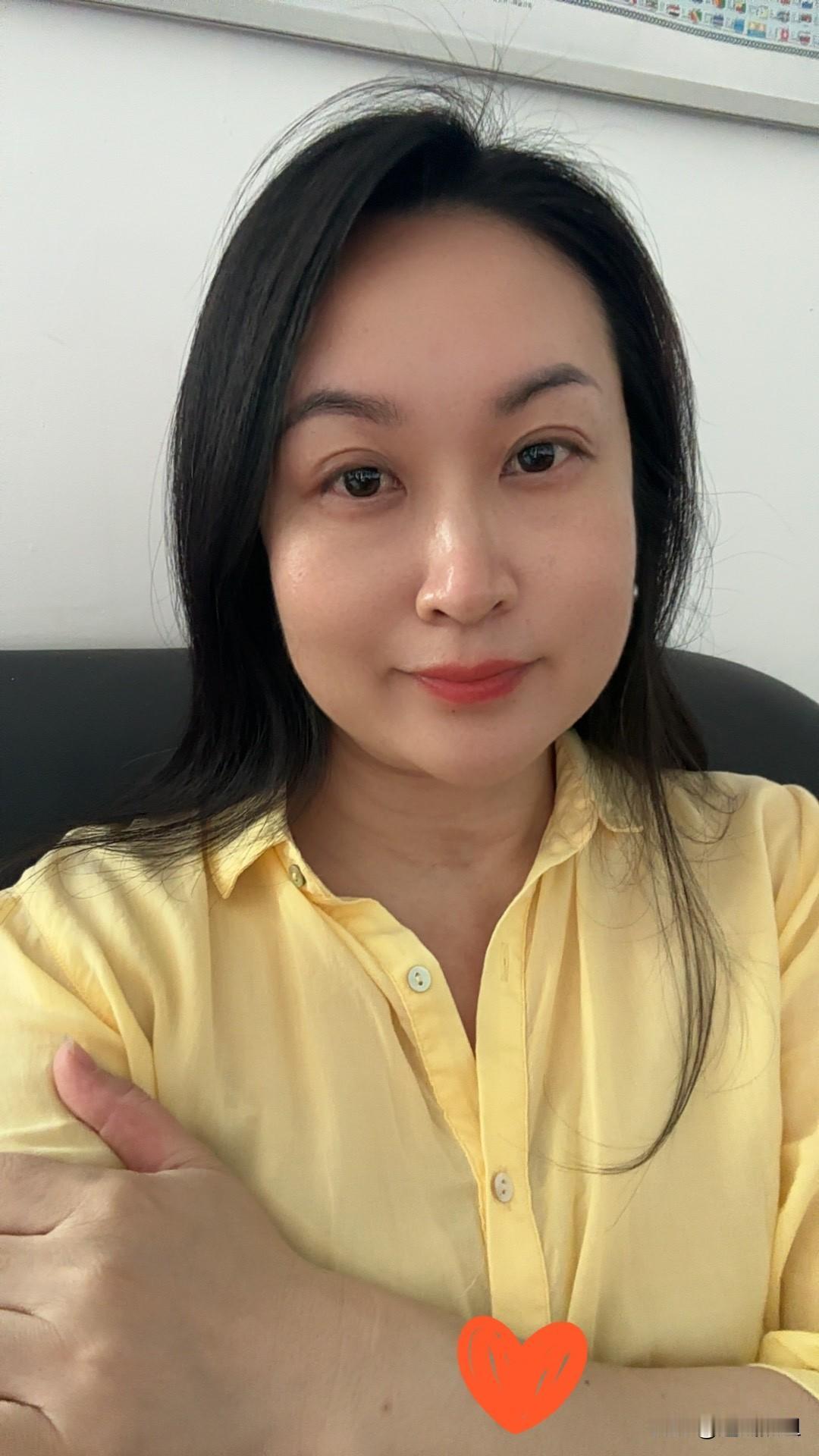 新项目部竟然购买多辆这么可爱的电动车供我们员工出行，我被萌到了。

今天行走在路