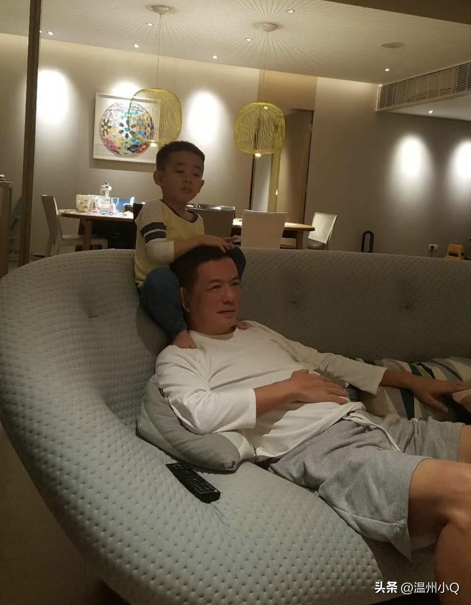 Jasper和外公互动好有爱啊，小甜椒小时候就超爱笑，甜甜的，糯糯的，应爸也是很