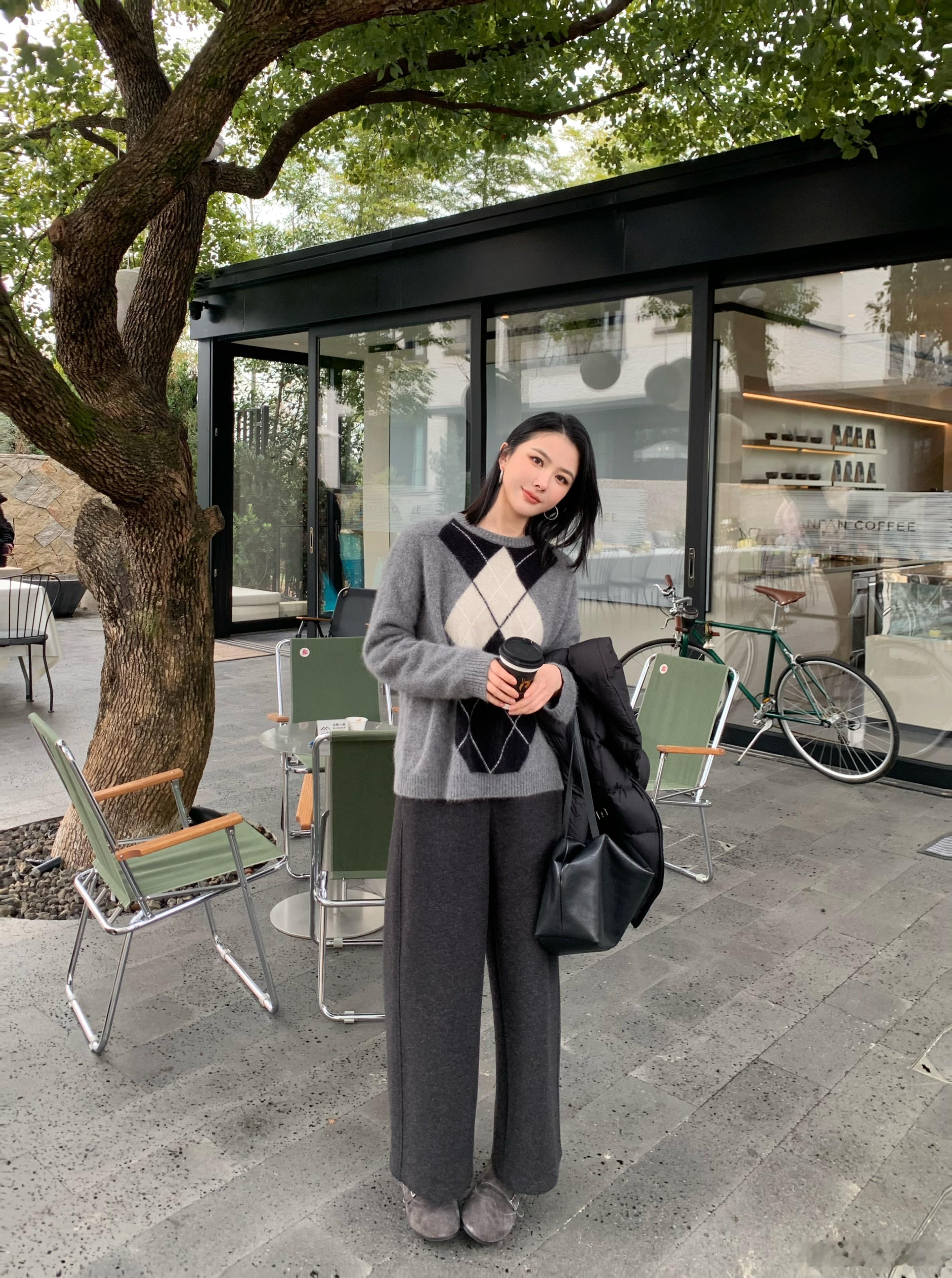 姐妹们 说一下 今晚上新哈 明天也会上一波  冬日新品 好多爱 羊绒衫 羽绒服 