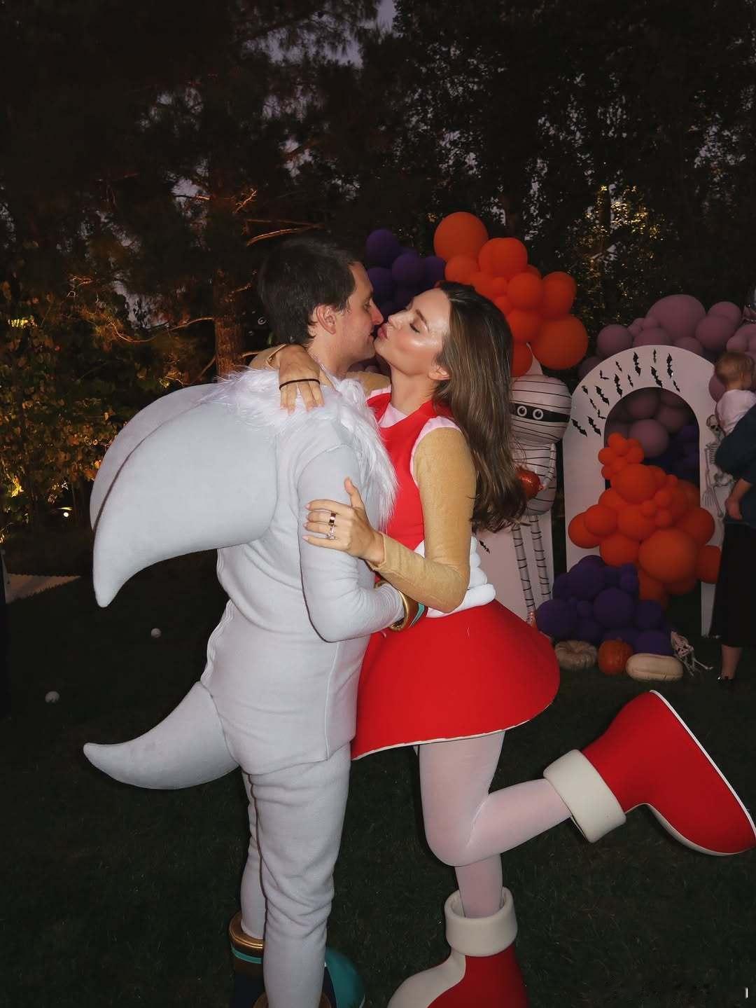 Miranda Kerr米兰达可儿分享今年一家子的万圣节装扮，全员变身索尼克（最