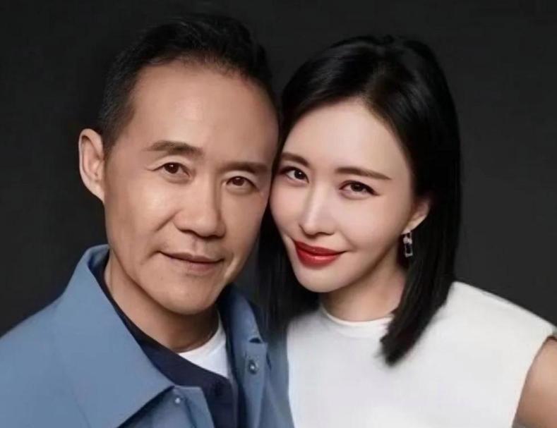 1983年的一个深夜，王石把300万，相当于现在的1亿8千万交到妻子手里：“给，