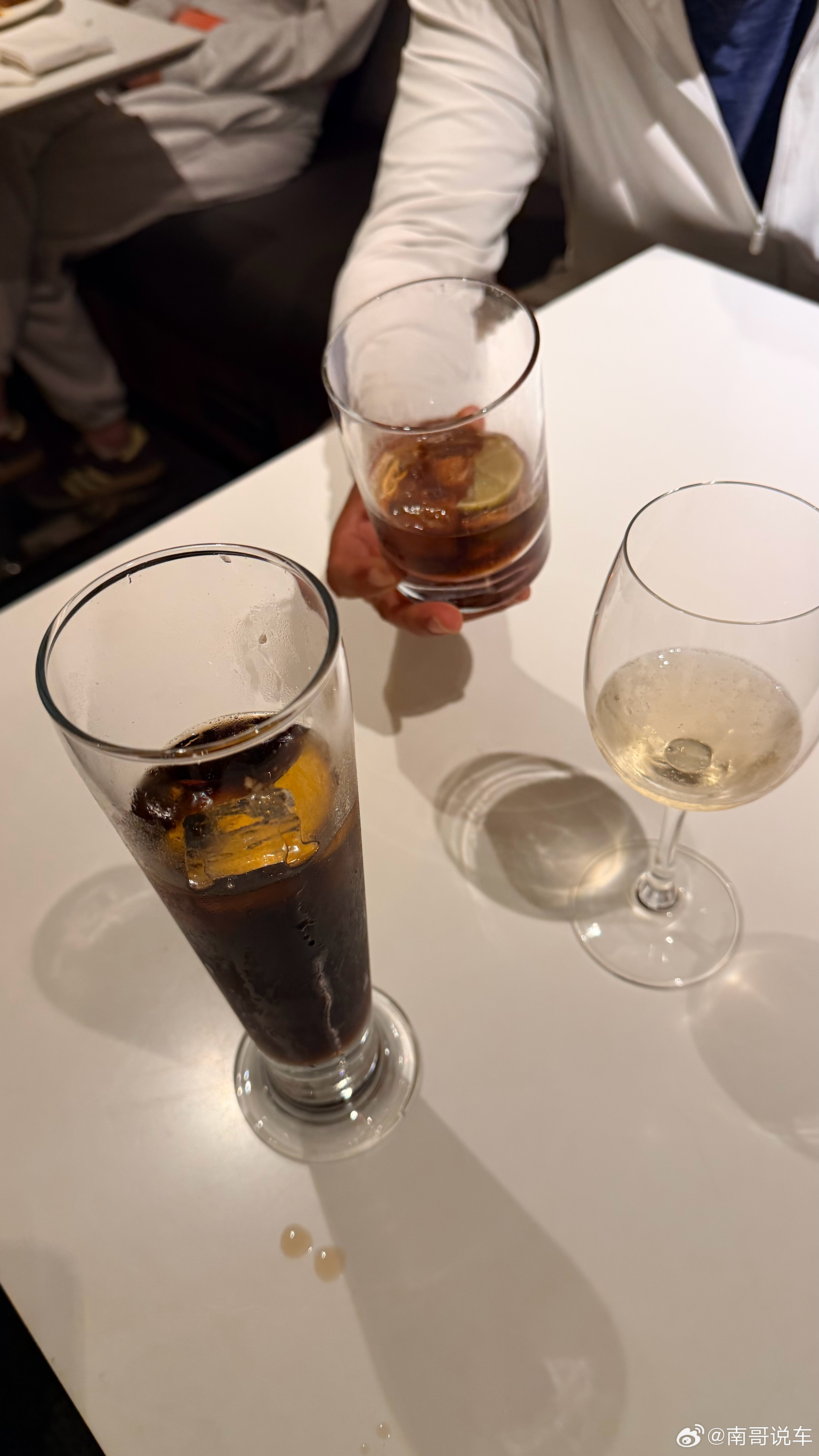 感谢国航给我这穷鬼安排了经济舱最好的位置。。。 喝完最后一杯 Dr pepper