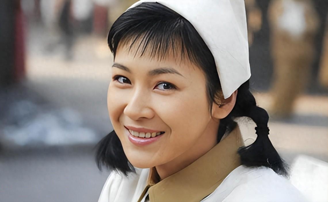 算盘落空！2011年，饰演李云龙老婆的童蕾，因800万别墅，抛弃相恋5年的男友周