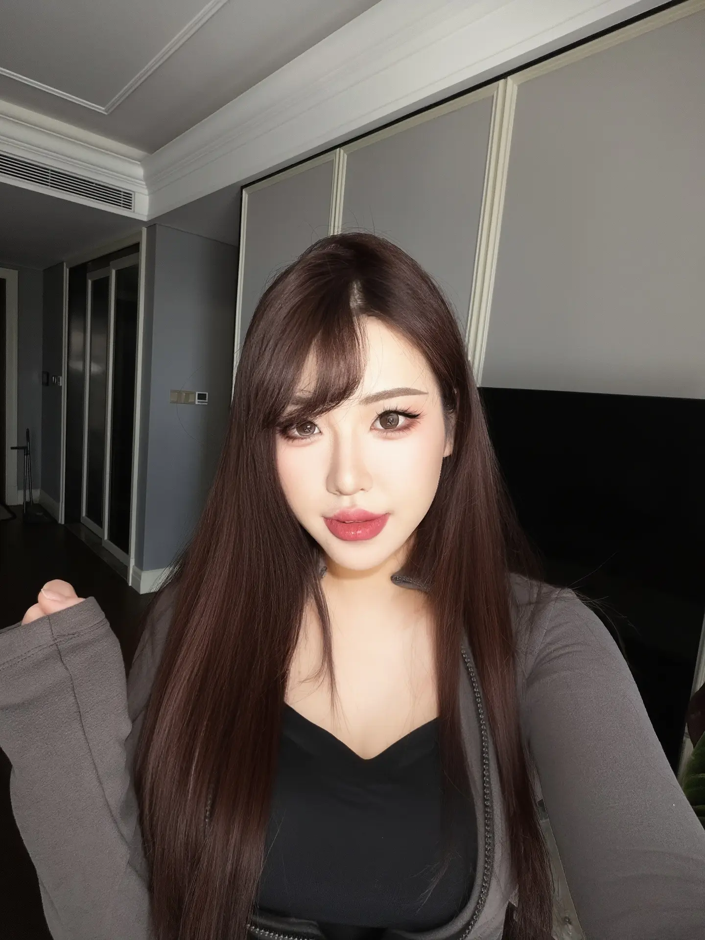带漂亮妹妹打保龄球