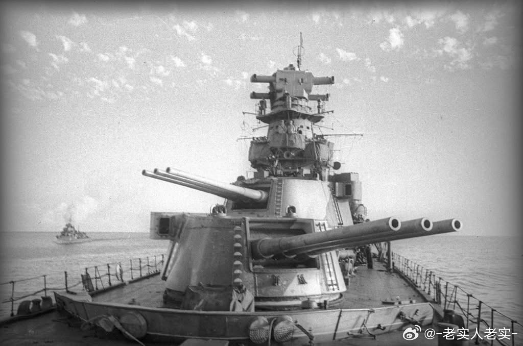 苏联海军基洛夫级轻巡洋舰莫洛托夫号舰首的180mm三联装主炮特写。部署在波罗的海