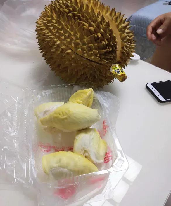 今天收到工资3641元，下班路过水果店我买了一个榴莲，我被老公阴阳了一个晚上。这