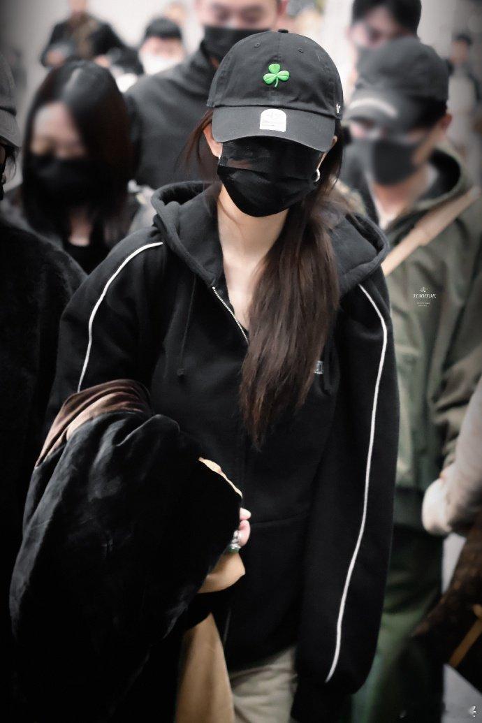 #杨幂北京出发生图#杨幂北京出发的生图惊艳众人，黑色连帽卫衣加持，让她浑身洋溢着