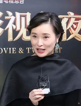 分手即是陌路，永不原谅！ 颁奖典礼后台，陈建斌见到吴越欲示好，吴越面无表情，微微