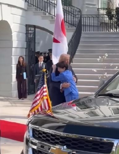 高市访美恐空手而归，除了一个“抱抱”，只能带回一堆麻烦
 
高市早苗满怀期待的跑