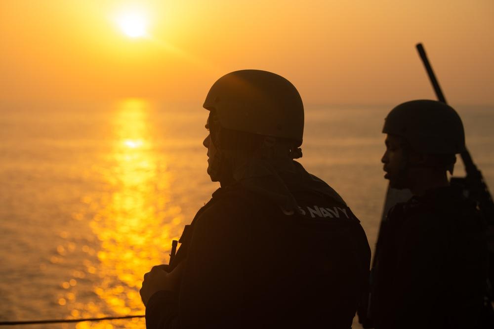 也门胡塞武装正式宣布对沙特关联船只实施海上禁运，曼德海峡这条关键航运通道风险陡增