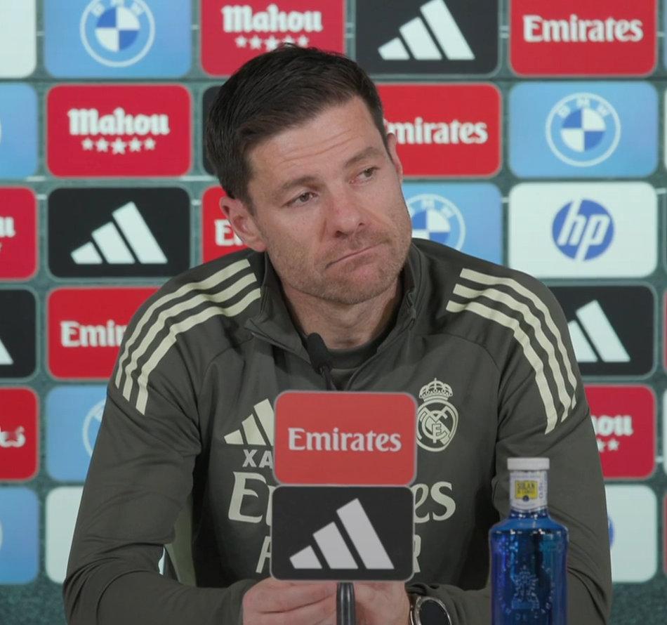 哈维阿隆索在对阵皇家贝蒂斯赛前发布会：【如何展望这场比赛？】大家下午好，新年快乐