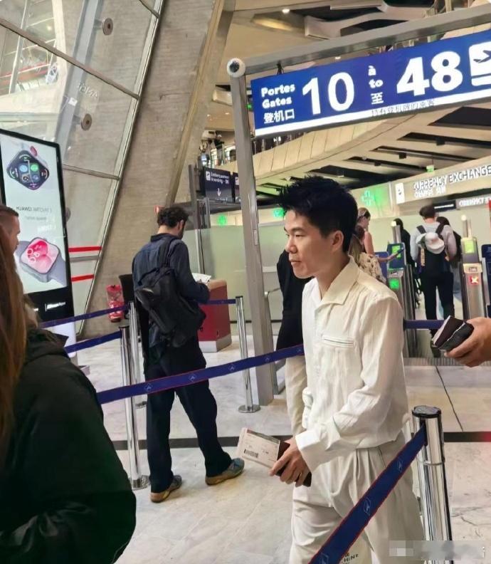 机场遇到董宇辉，他也回国了，本人个子不高小小一只，穿一身白气质干净清爽，是个小心