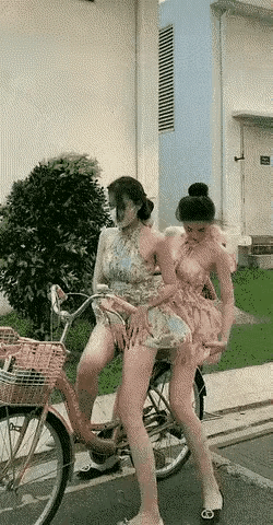 这风也不大啊，小小的自行车承载二个人的体重