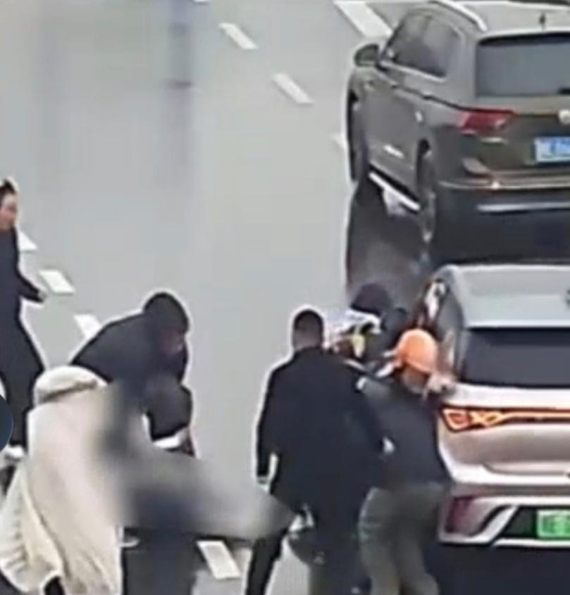 浙江湖州长兴街头的英雄时刻！众人合力一分钟抬车，救出车底被困市民，致敬每一份善意