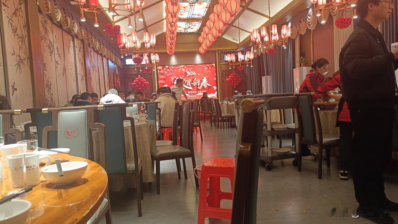 湖南株洲过年这几天饭店生意爆火，过年请客进饭店好像成了共识。

昨天家里来了客人