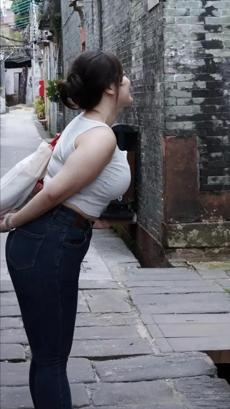55岁的女同事，喜欢锻炼，每天早上必围小区走一圈，一万多步，晚上跳一个小时的广场