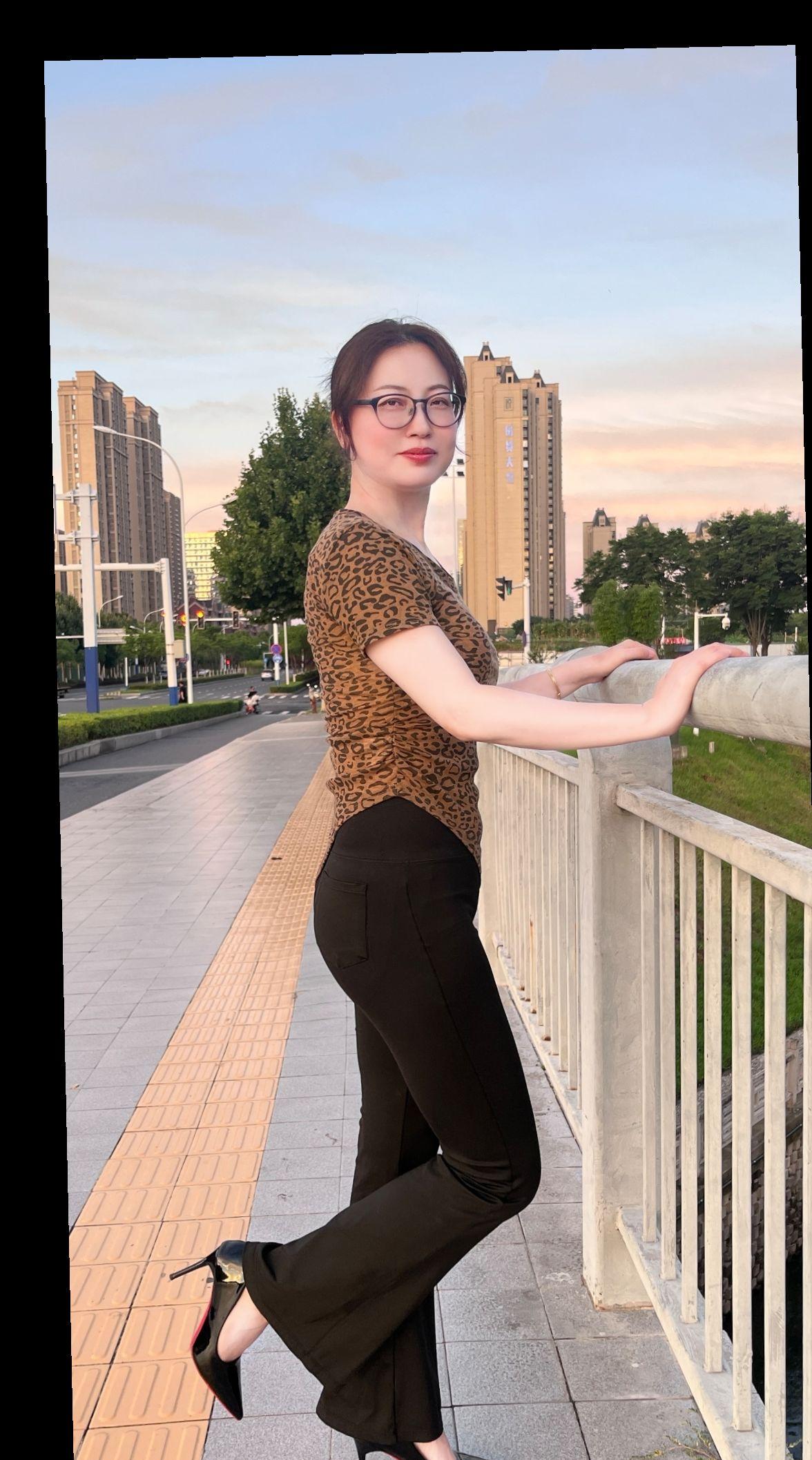 多和有能量的人聊天!因为他们就像充电器，几句话就能让你满血复活。