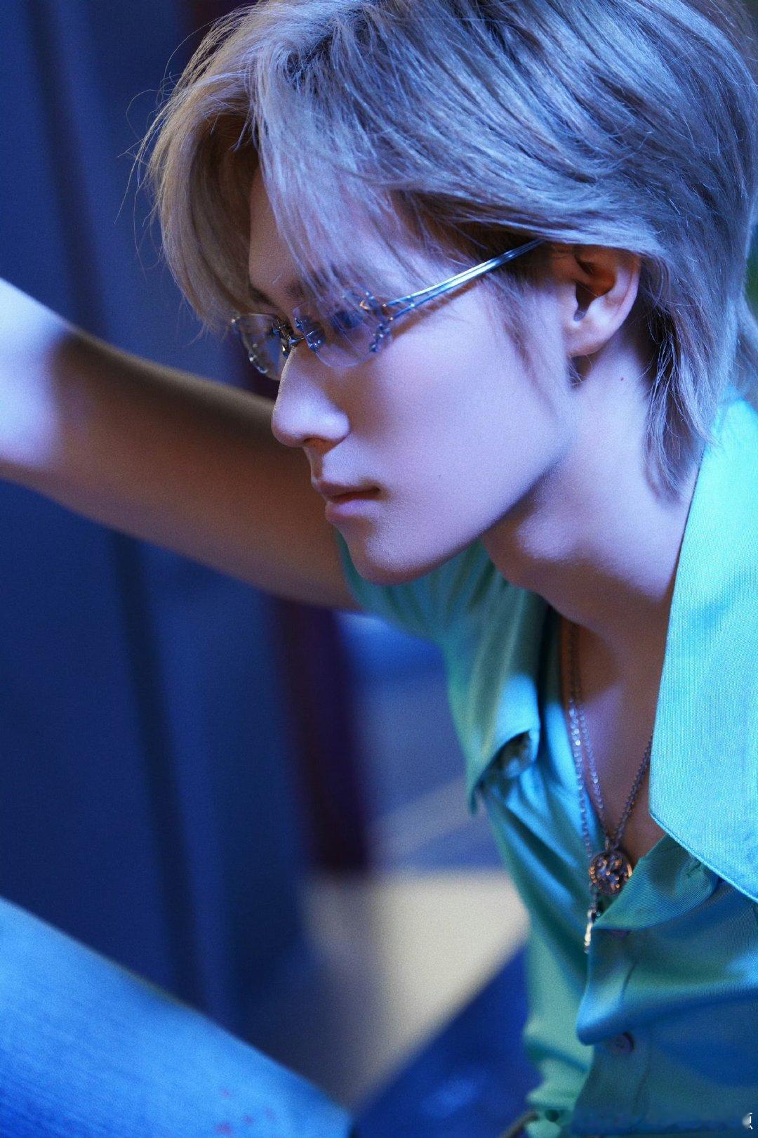 张真源无框镜张真源浅灰渐变狼尾 张真源浅灰渐变狼尾帅！ 