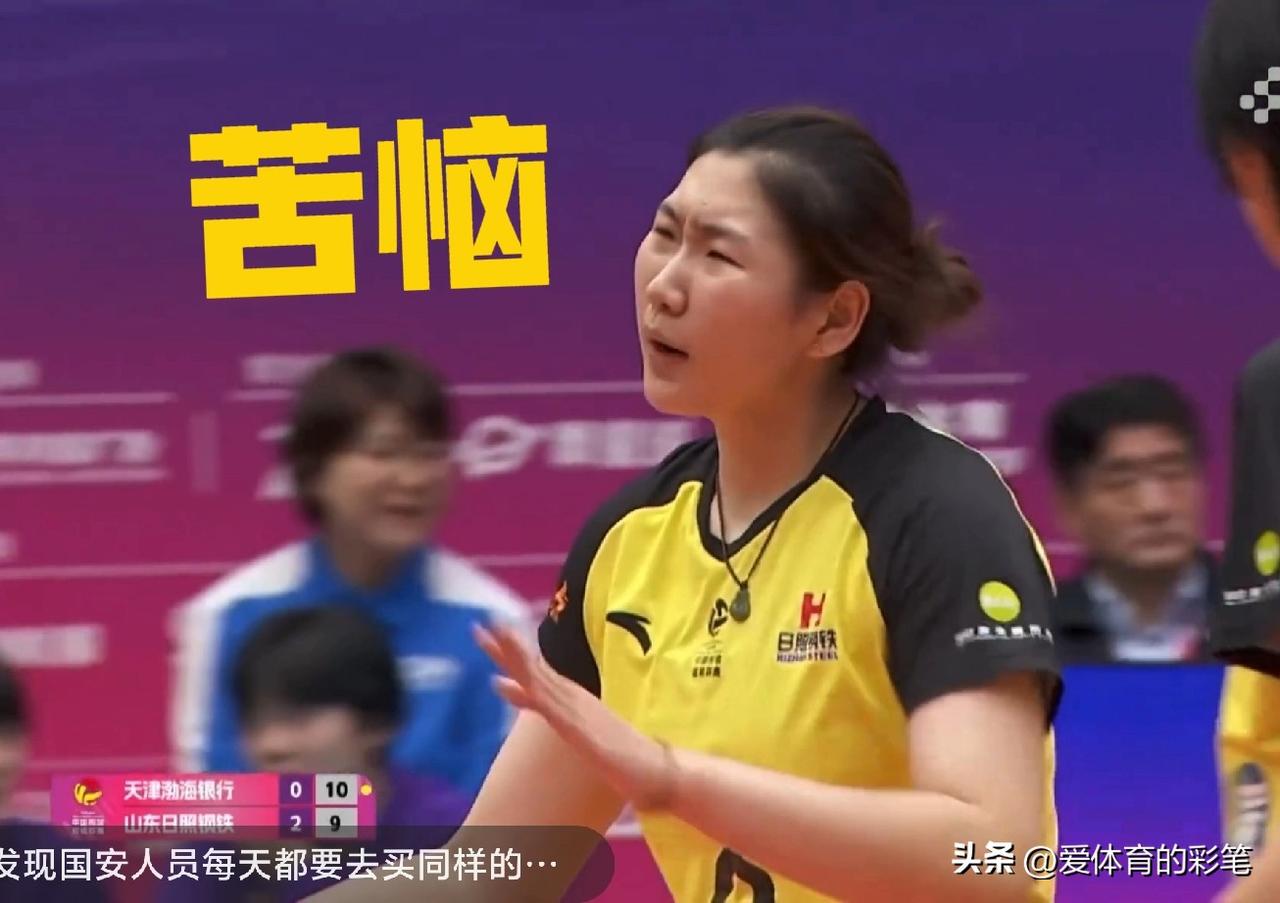 李晨瑄一脸苦恼地皱着眉头[捂脸]，第三局9:10时，她拔地而起，狠狠把球扣向陈方