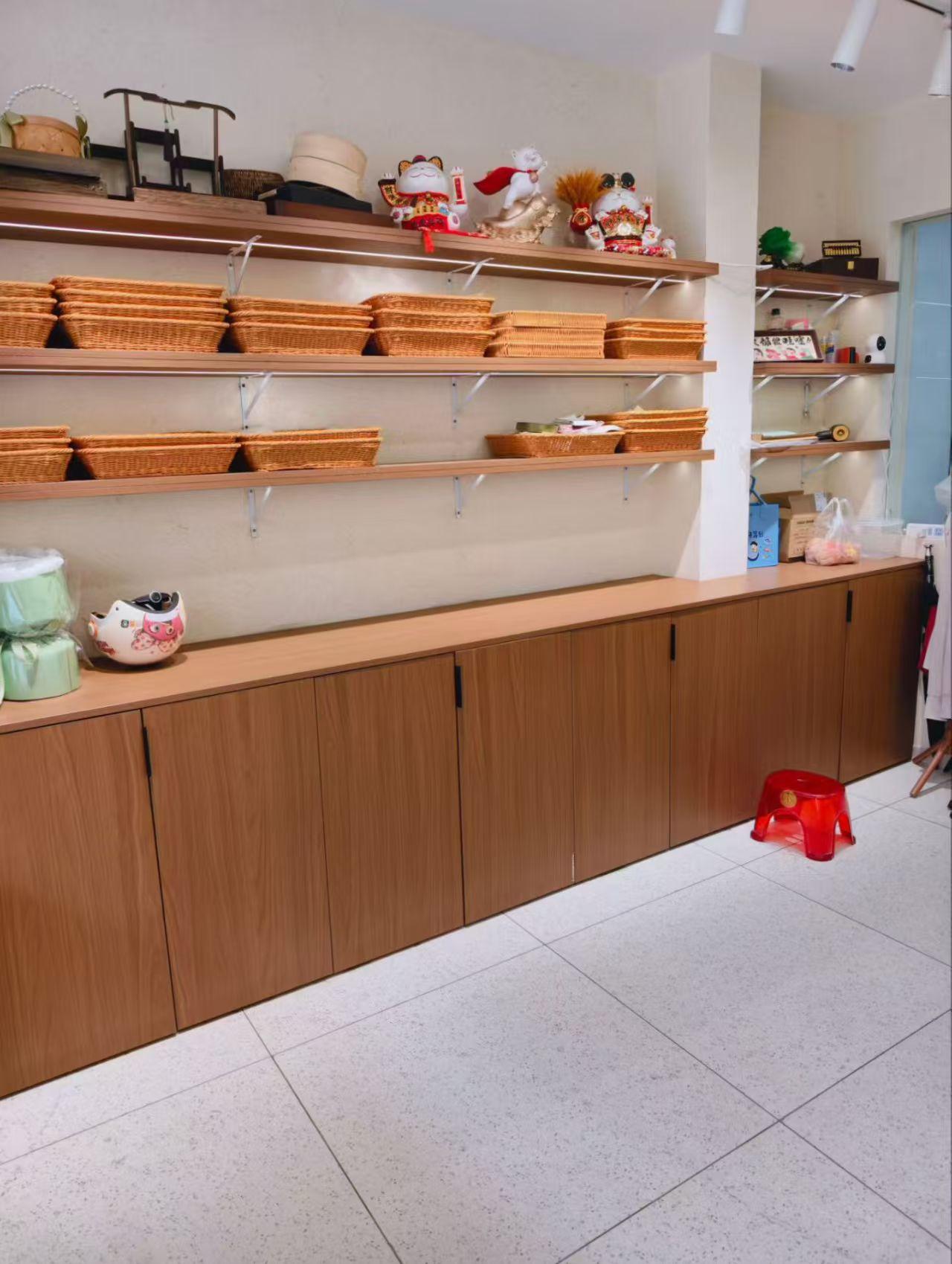 我认为商铺。
商铺和住宅本身的属性就存在差别，一个是居住用地一个是商业用地，产权