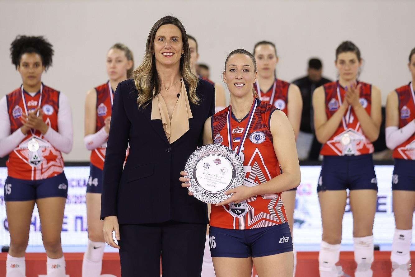 昨晚塞尔维亚女排超级联赛颁奖礼上，尼科利奇姐姐给亚军乌布颁奖，好几年没见着，还是