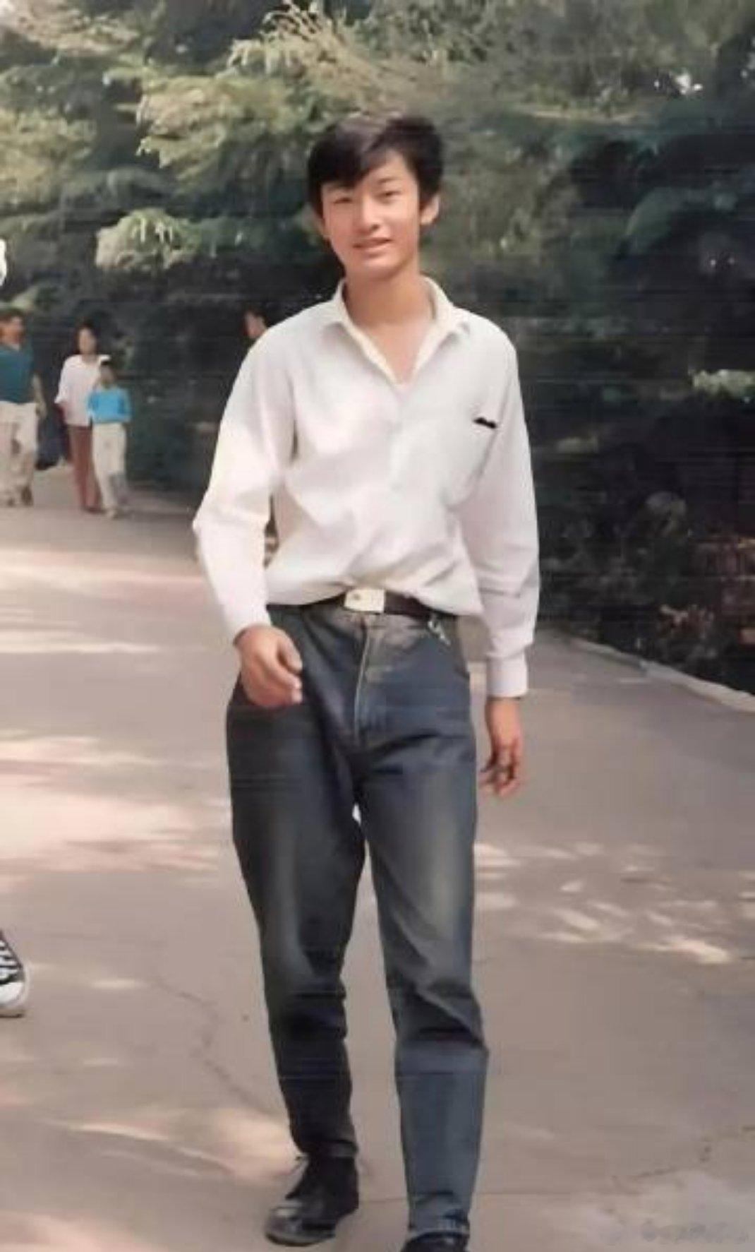 能看出这个小伙子是谁吗？现在可是娱乐圈数一数二的大明星。 