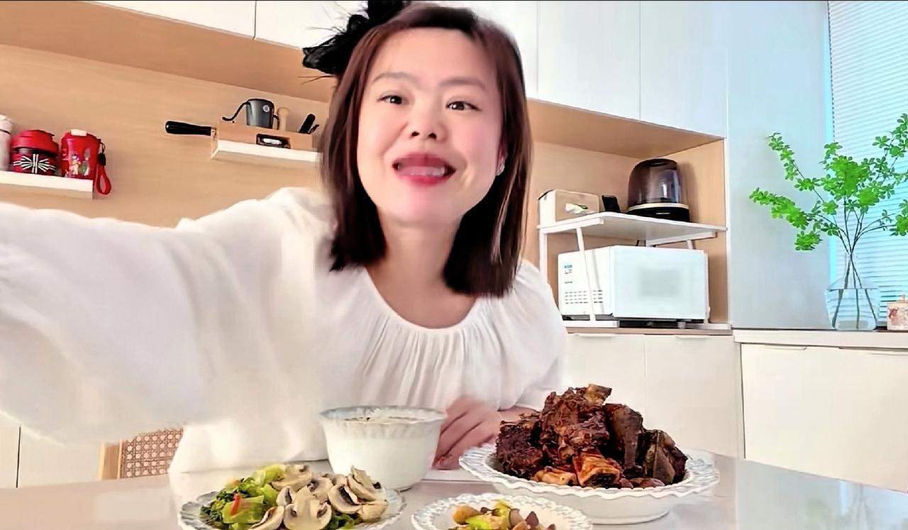 苦茶丹丹香，狂搂大骨头，不说减肥！
伙伴们，今天做点三母买的大骨头，冰箱实在是没
