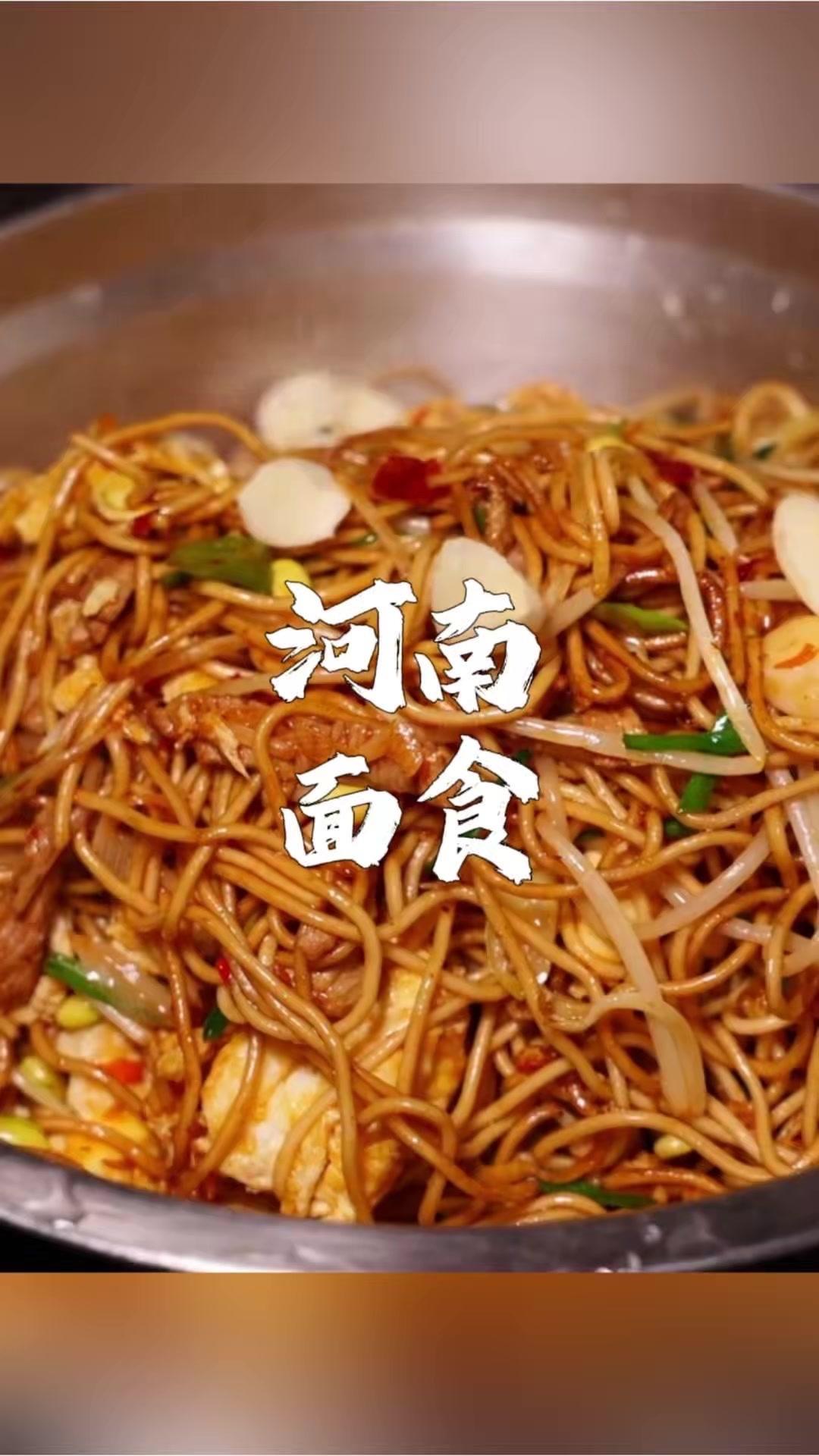1️⃣烩面汤浓面筋，吸溜一口满嘴香，配菜铺满碗沿，暖身又暖心；
2️⃣捞面清爽筋