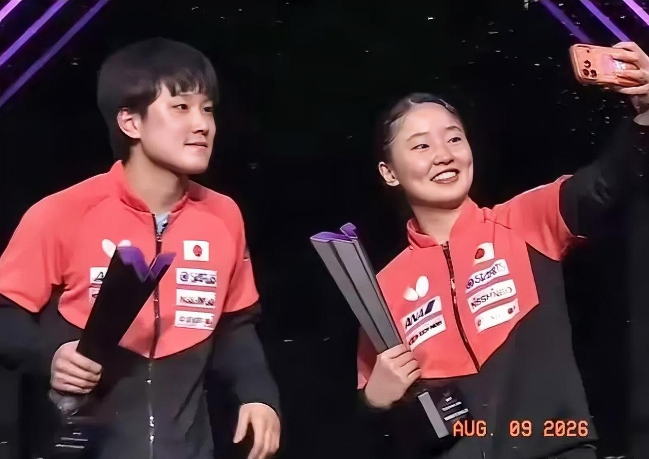 张本智和与张本美和同时获得冠军，张本智和现场接受采访，看看他说了什么？
二人赛后