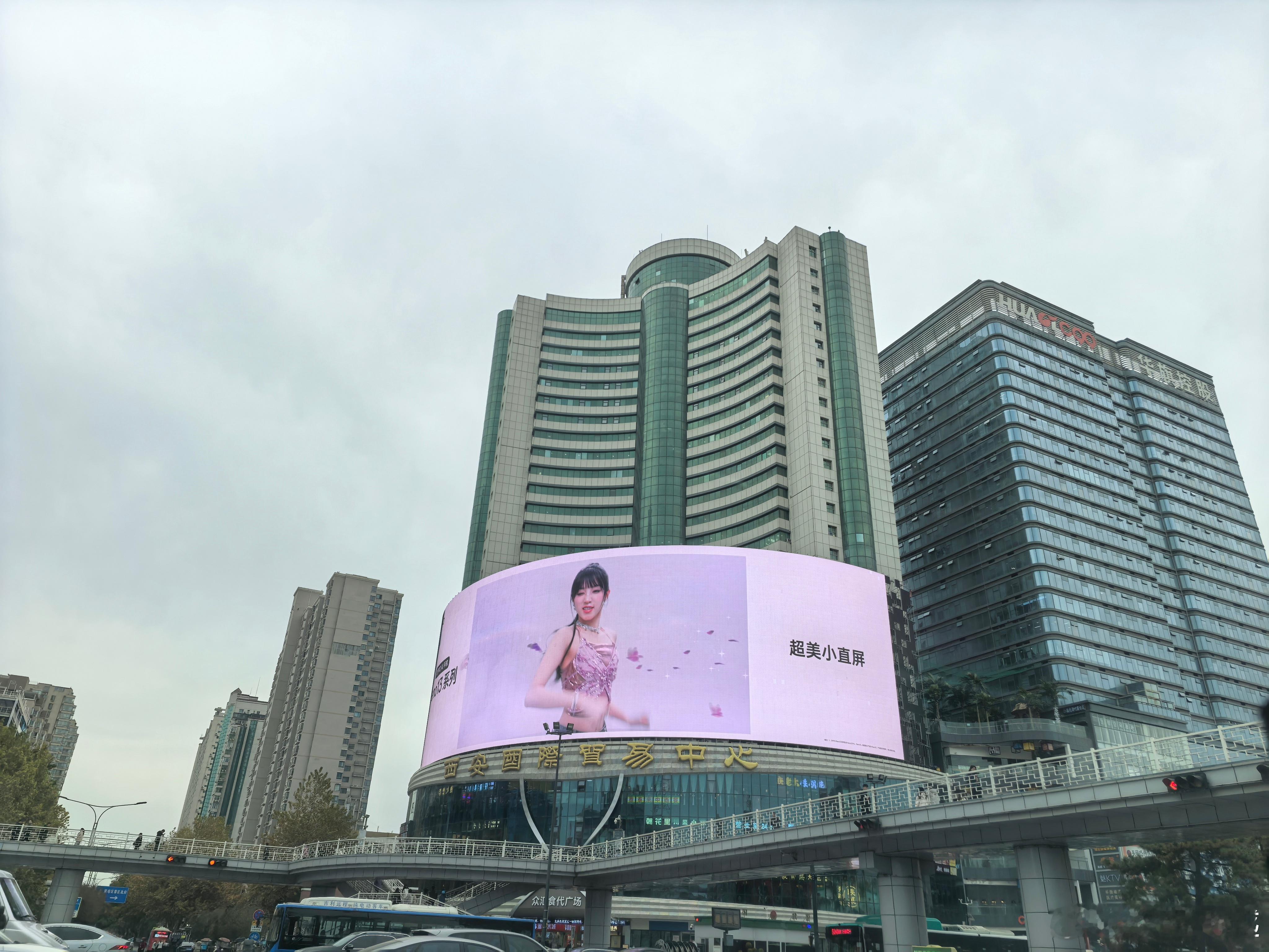 OPPO Reno13在西安赛格这块大屏的视频太赞了，抬头就是宋雨琦跳舞，这你受