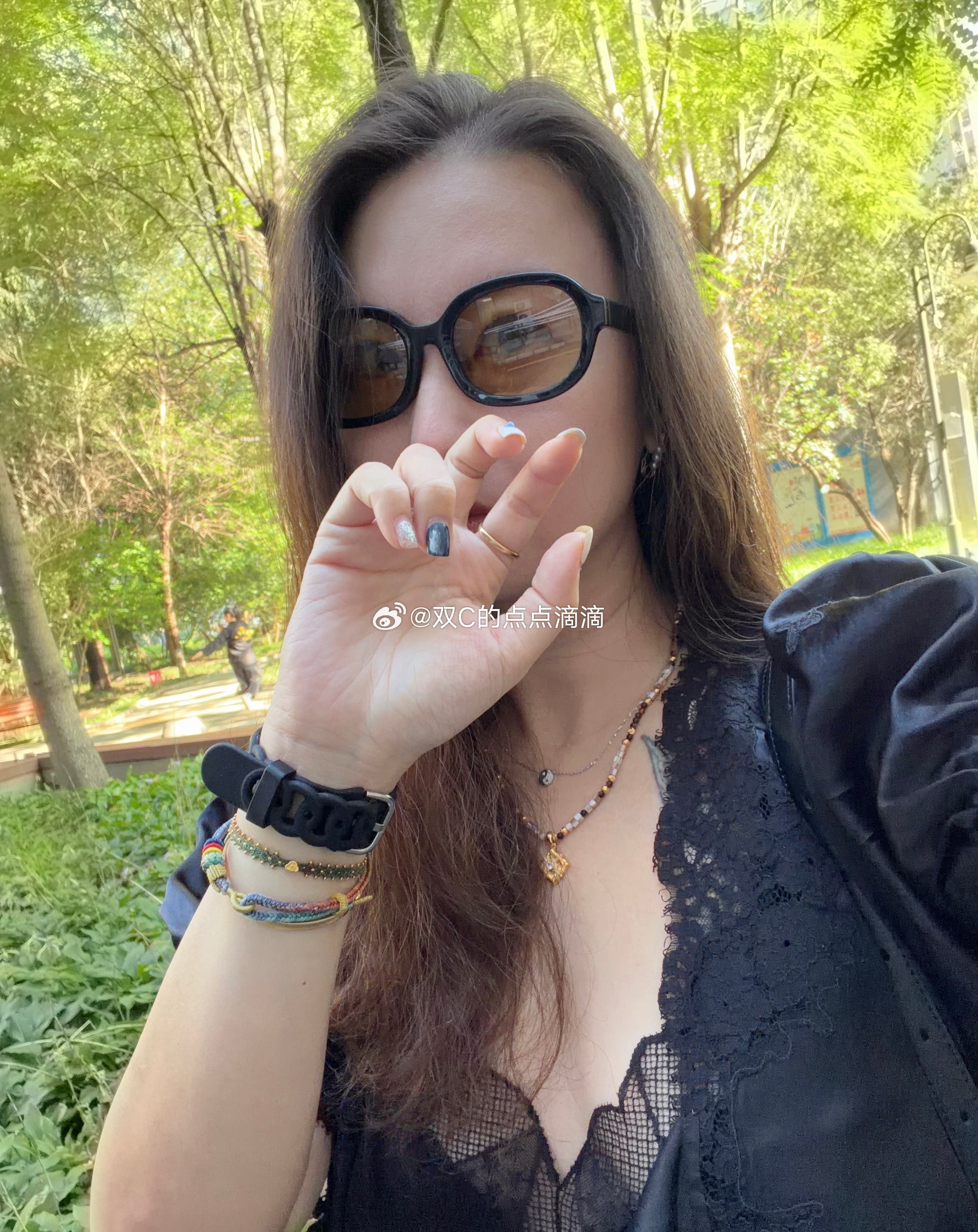楼下等孩子ing看人家直播非要买的一副墨镜还挺喜欢的 