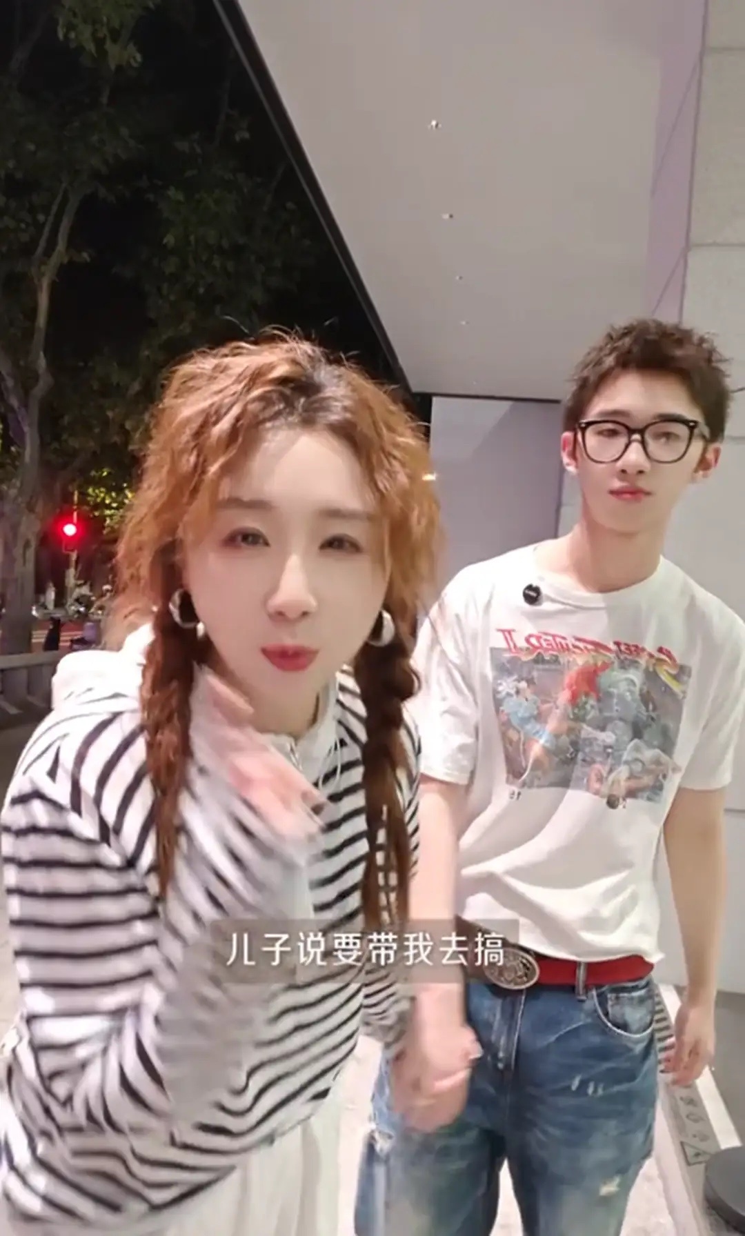 傅首尔和儿子逛街，母子俩手牵手感情真好，17岁多乐又帅又潮！ ​​​