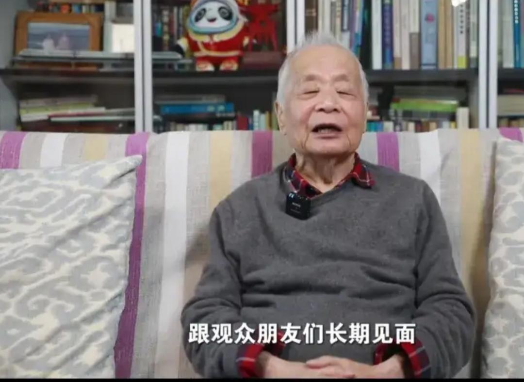 何祚庥老院士为什么在网上很少发声了？
前些日子，我在网络上询问何老最近怎么样？何