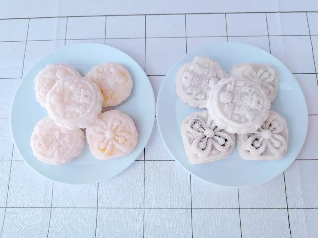 
和小朋友们一起做中秋月饼，真的很有趣哦!让小朋友体验从制作月饼到放进嘴巴的快乐