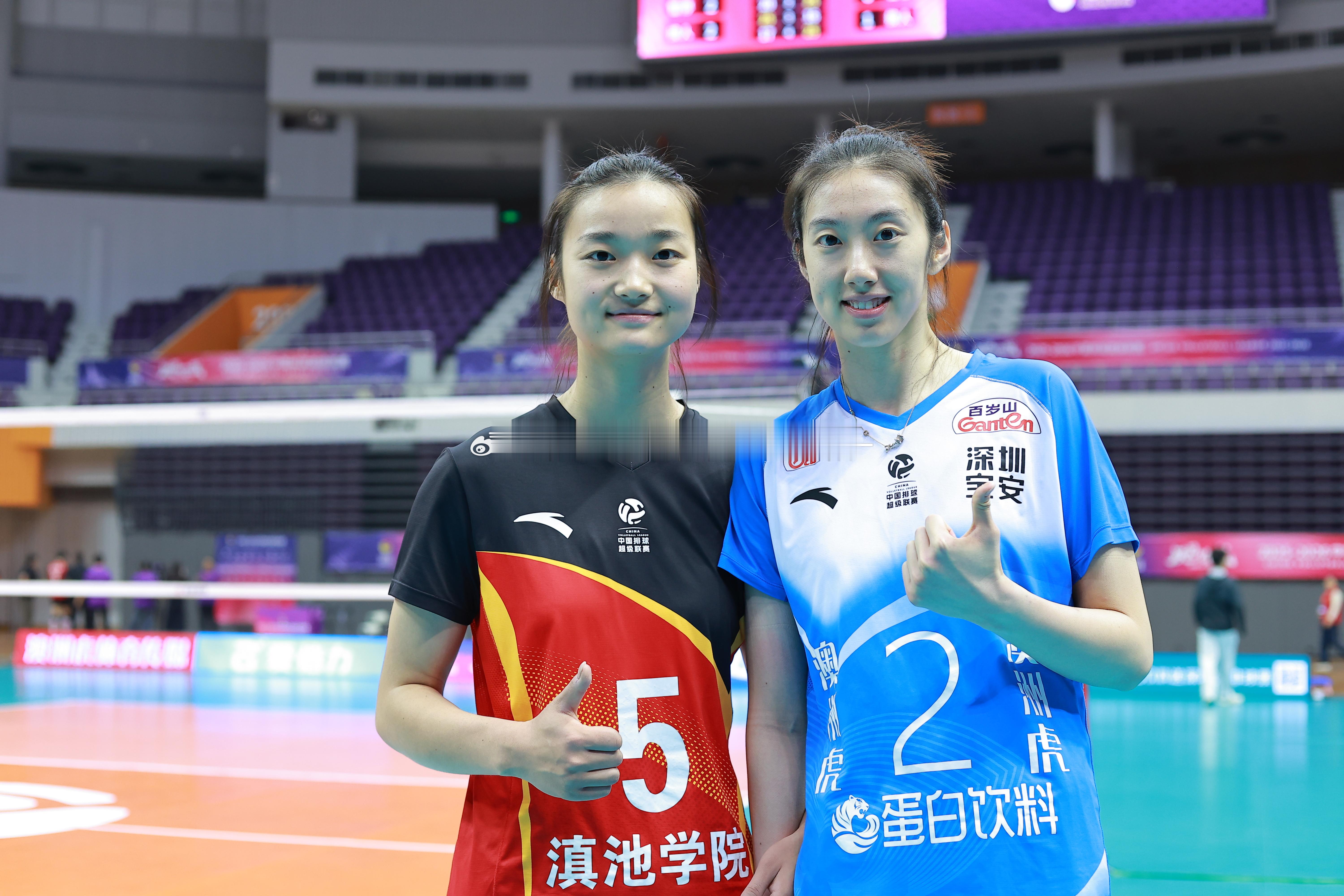 胡玉琴和刘哲宁合照——20251223女排联赛B级第四轮：深圳1-3云南2025