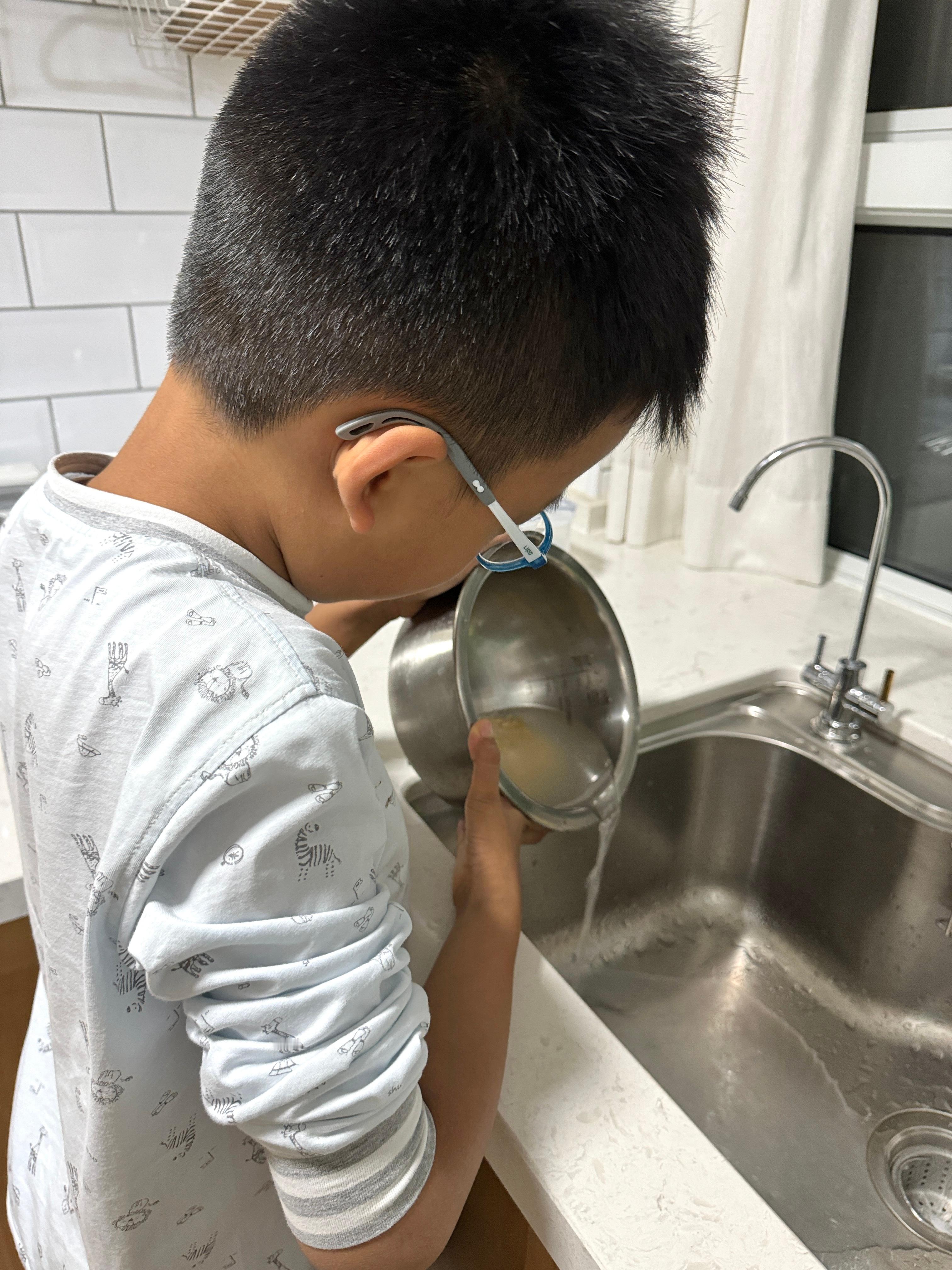 晚上回来晚，发现小孩儿在自己用针线缝补破了的书包背带…刚刚他还预约了明早他和他爸