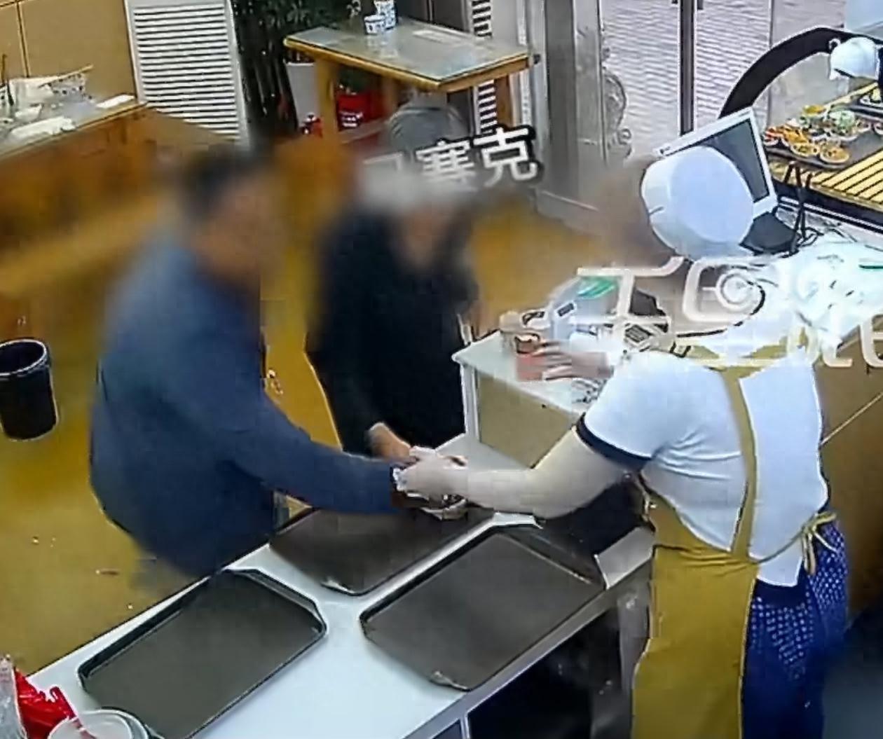 陕西西安，两位老人进店吃完早餐后，剩下两个鸡蛋吃不下了，就端到柜台要求退钱。店主