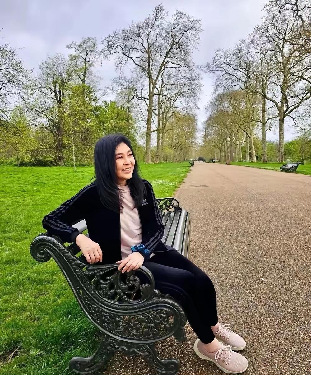 伦敦海德公园，英拉一身运动装独坐长椅。没有随从，没有镜头。昔日总理，今朝只是散步