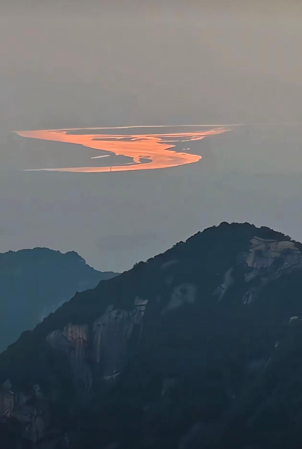 网友拍摄的奇景，“黄河之水天上来”这句诗具象化了：暮山如黛，黄河鎏金，浮于云雾之
