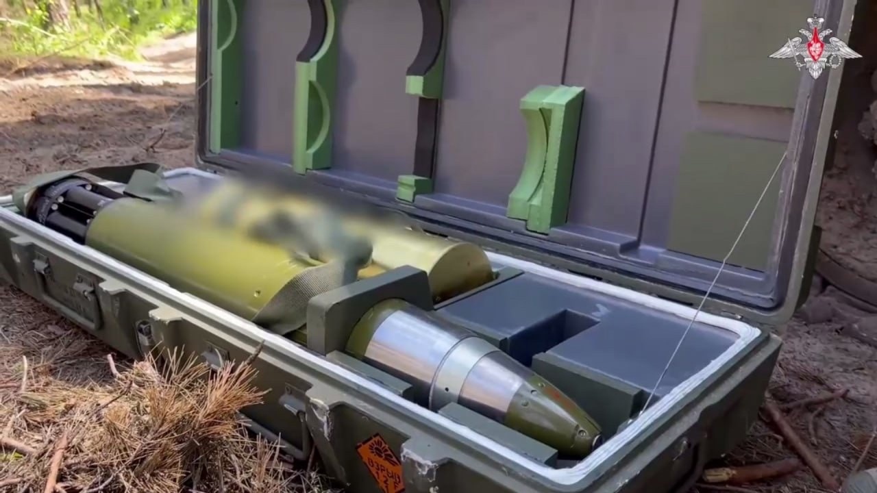 俄罗斯炮兵开始使用升级版“红土地-M2”制导炮弹在国防部的一段视频中，出现一枚“