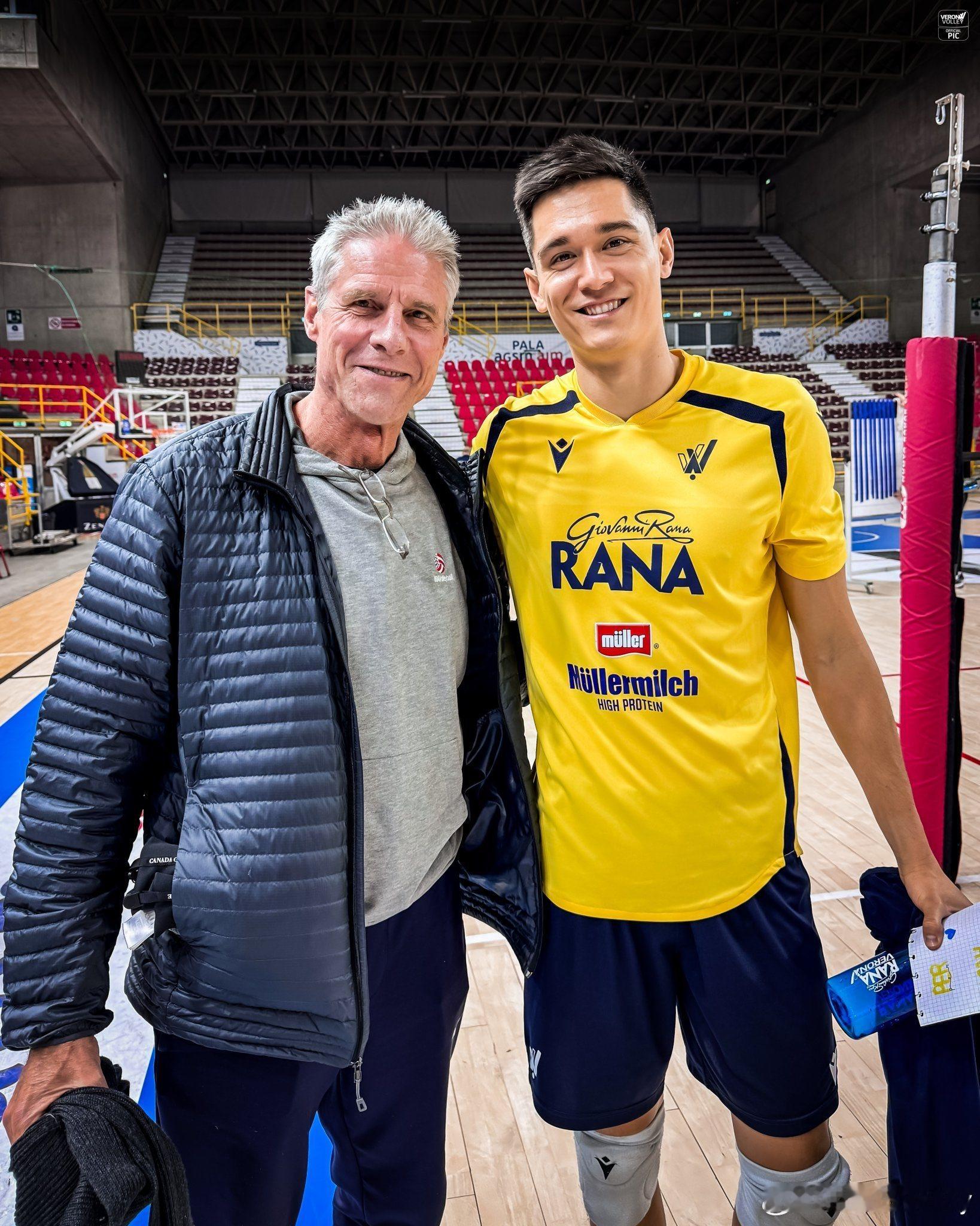 基拉里去意超看望了美国男排国家队长克里斯滕森。男排美国男排