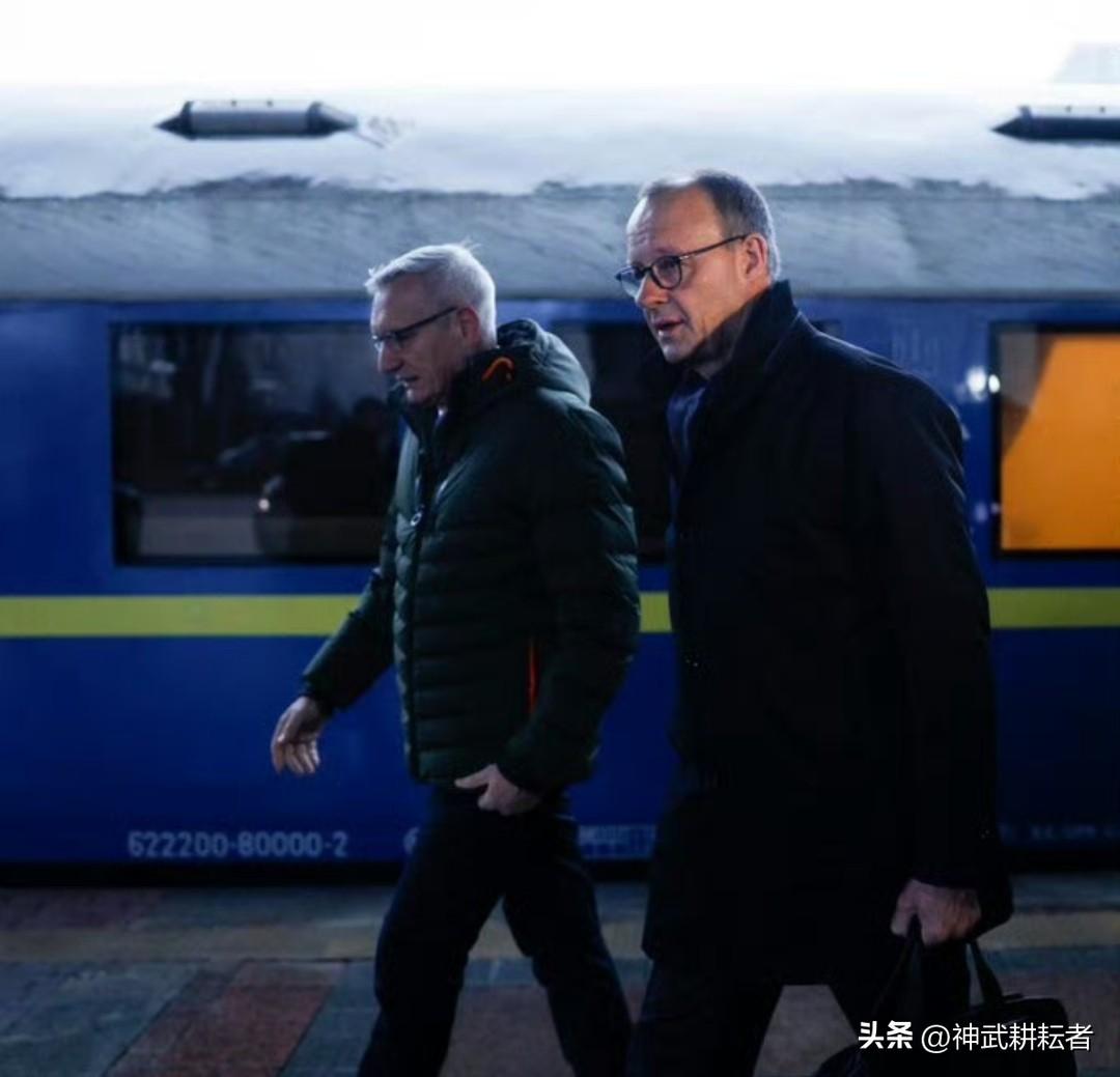 欧盟主席老滑头，欧盟委员会主席乌尔苏拉·冯德莱恩在欧盟开会时说：在当前危机下重新