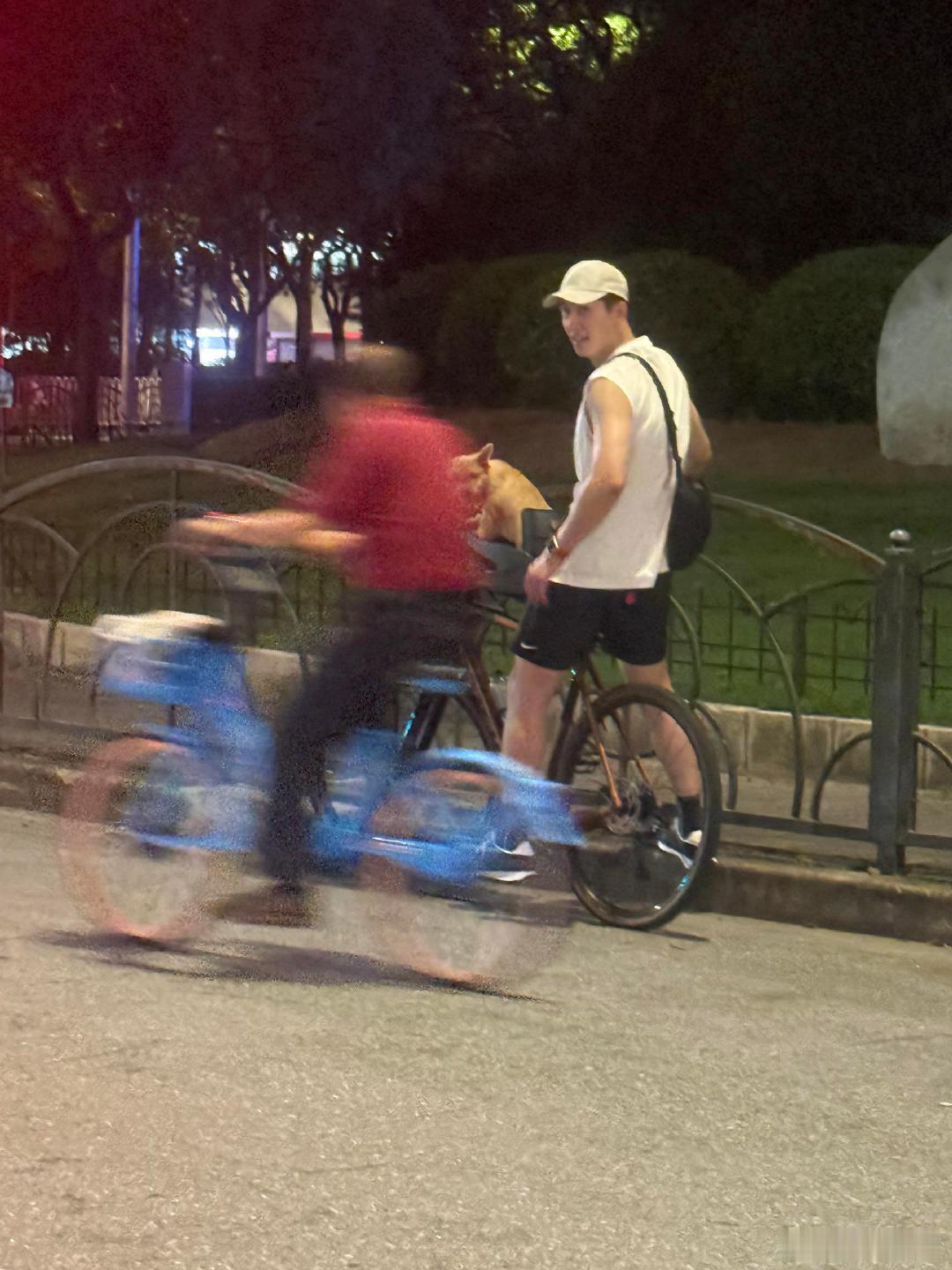 网友上海偶遇黄景瑜和狗狗骑车上海偶遇黄景瑜和狗狗骑车  最近上海朋友有福了，黄景