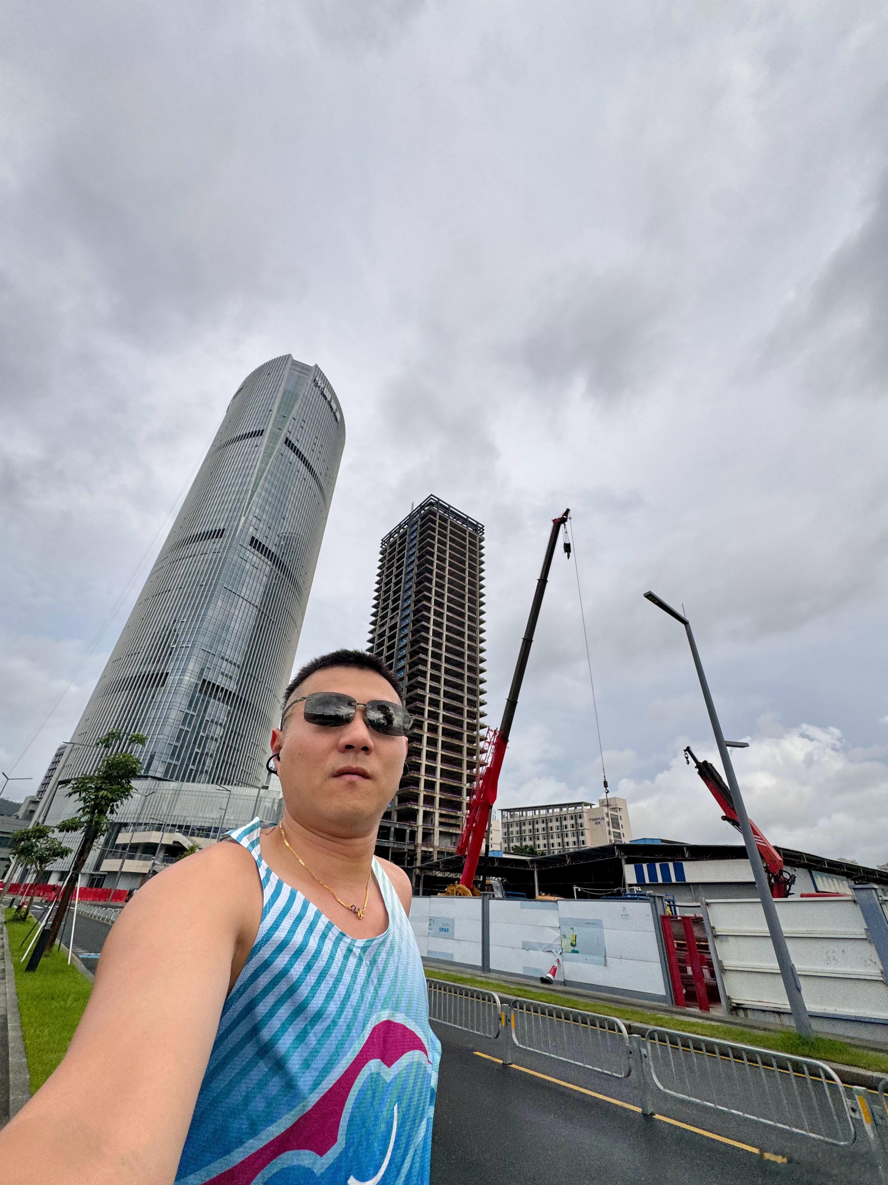 昨晚喝了 2L盒马鲜啤十点多就呼呼大睡，配上雨下个不停心满意足的睡够8小时，早上