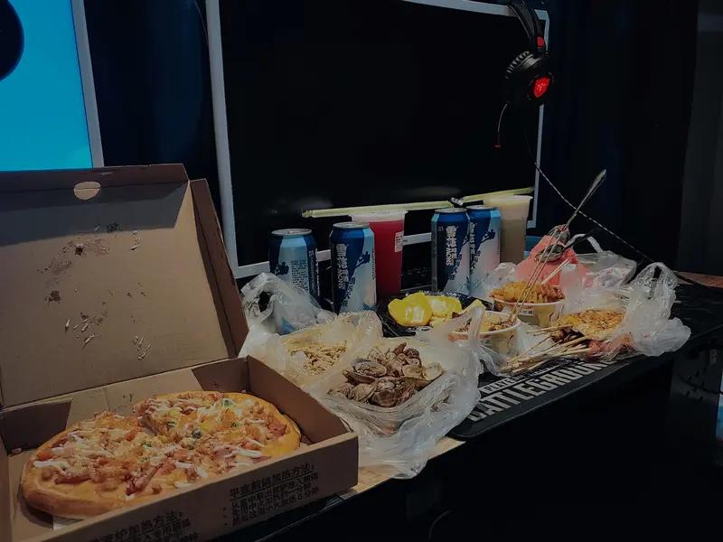 深圳刚毕业的小李就像被“188元拍2套写真”这块香甜的“诱饵”给钓上钩啦。选片的