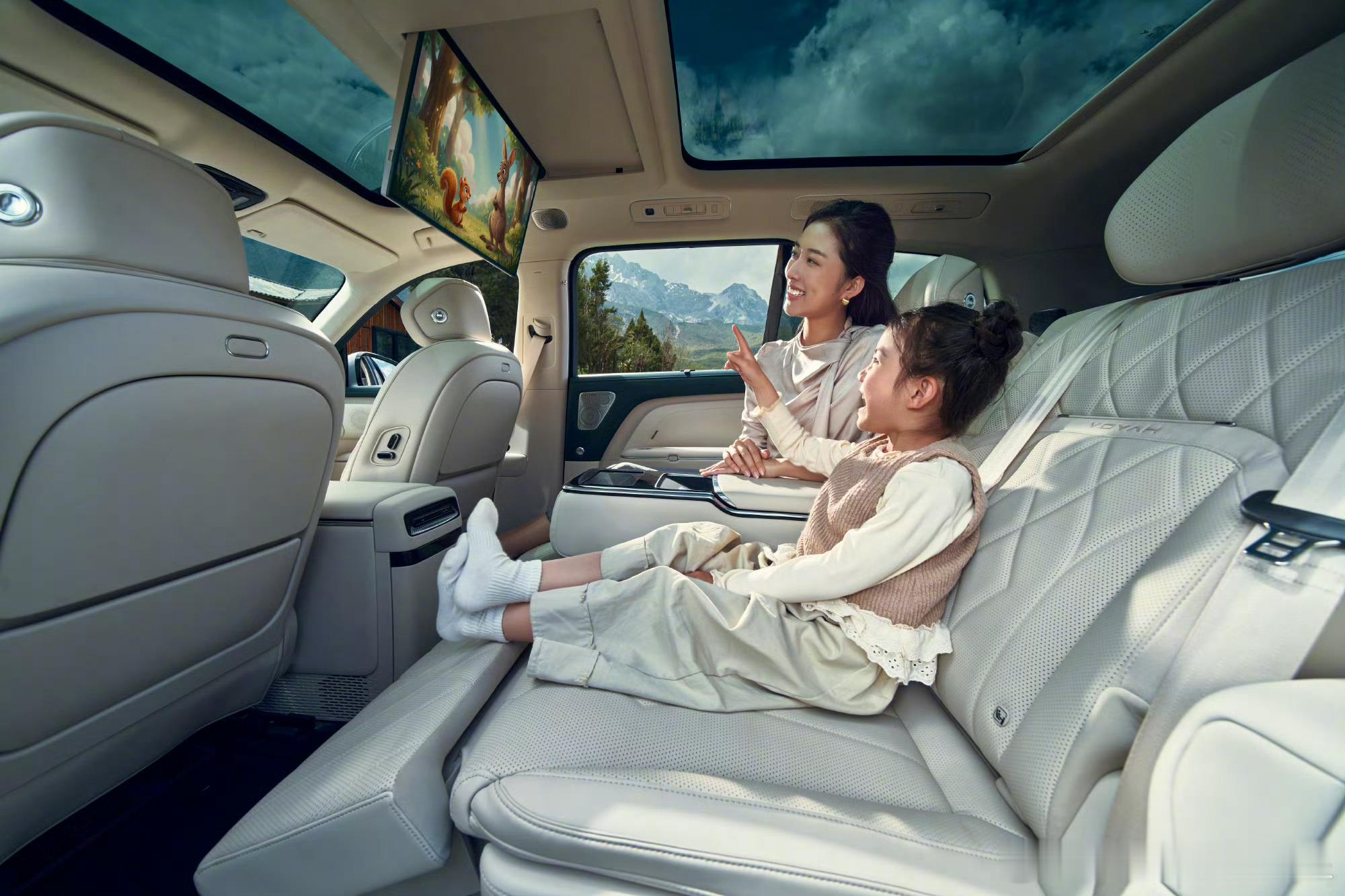 车企发布会现场狂发888杯奶茶在2026年4月22日岚图泰山X8的预售发布会上，