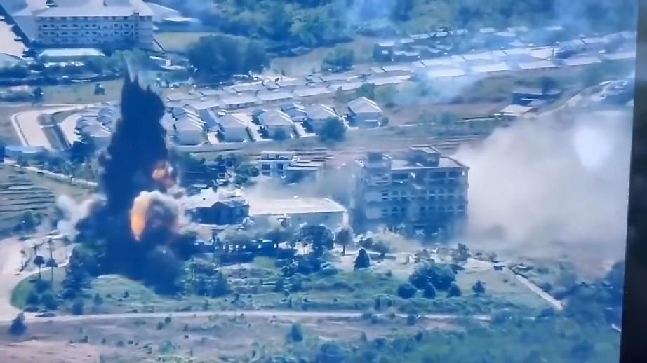 泰国空军昨天空袭了柬埔寨境内达叻府班塔森镇的电诈窝点，随后出动皇家海军陆战队占领