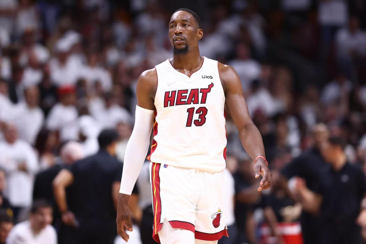 有的球队缺了核心就崩了，有的球队缺了2个核心还能赢球。
热火115-113险胜尼