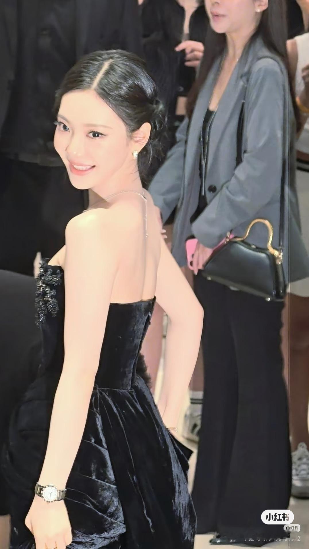宁艺卓贵气女神下凡 【宁艺卓】笑意盈盈的黑天鹅公主🦢 