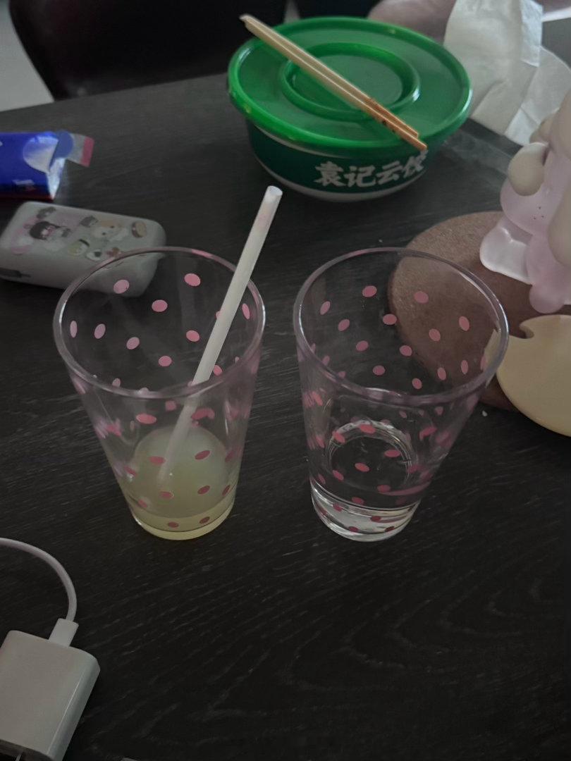 刚刚喝水喝一半以为自己出幻觉了..我什么时候买了两个一摸一样的波点杯子？！真的是